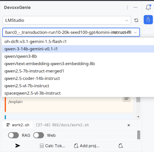 На экране отображается список различных моделей машинного обучения, включая модели на основе GPT и Qwen, а также настройки для работы с RAG и веб-интерфейсом. (Подпись к изображению от AI)
